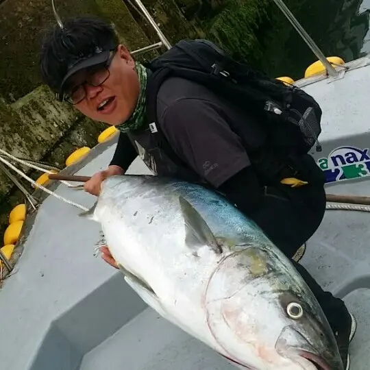 싱싱한 물고기를 들고 있는 남자