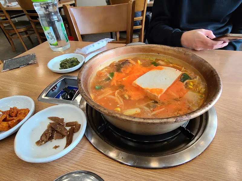 테이블에 놓인 동태탕 냄비