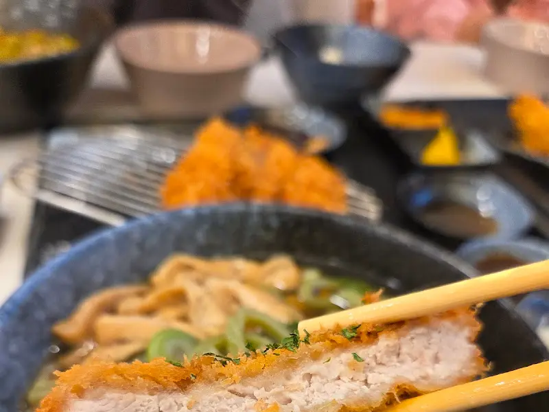 우동 면발을 들어올린 모습