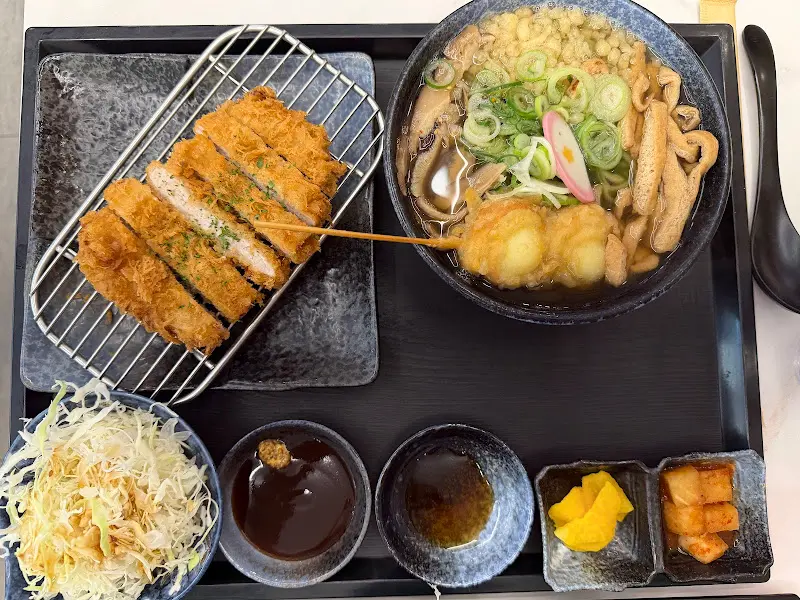 돈까스, 우동, 샐러드, 반찬이 정갈하게 담긴 한 상