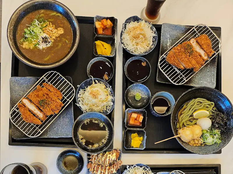 테이블 가득 차려진 음식