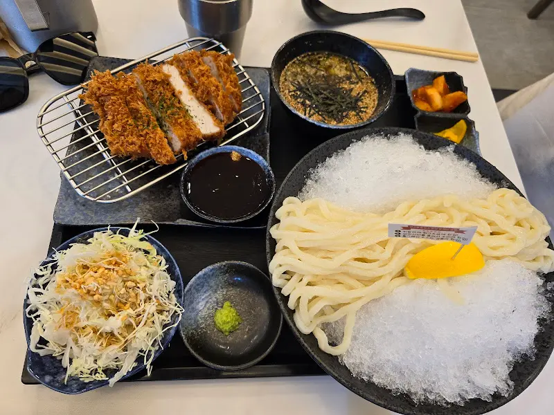 얼음 위에 올려진 냉우동