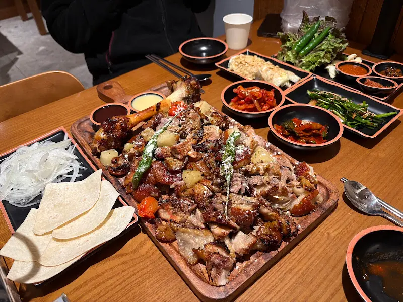 참나무 장작 바베큐 족발 한 상 차림