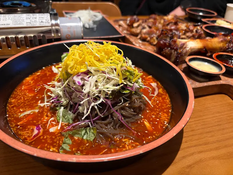 매콤달콤 쟁반 막국수