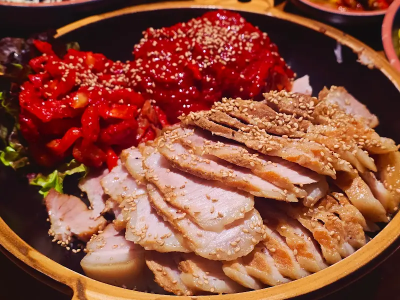 윤기가 좔좔 흐르는 족발/보쌈 반반 메뉴