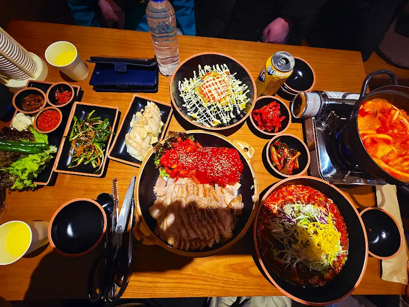 단체 손님도 문제 없는 넓은 테이블