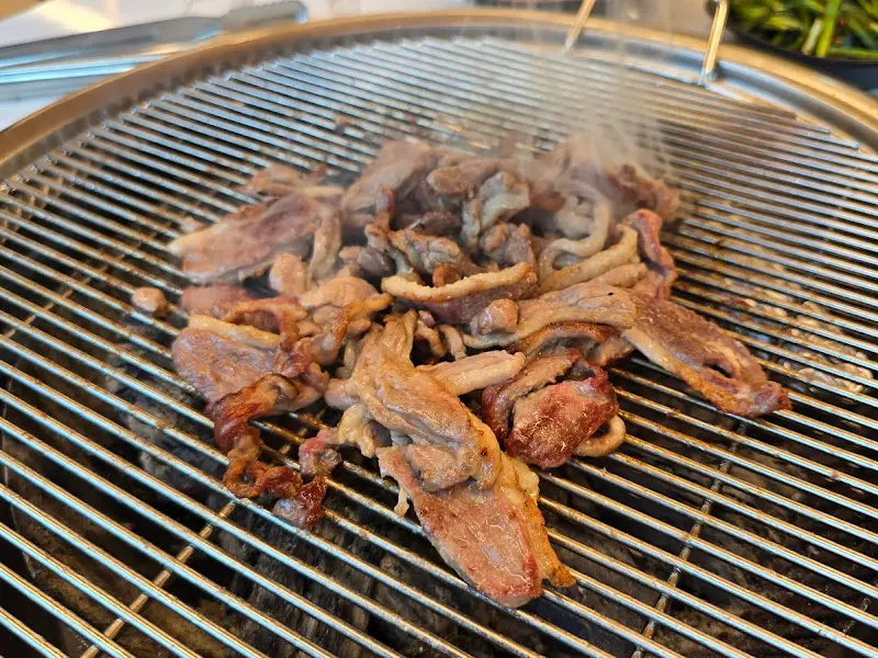 숯불 위에서 노릇노릇하게 익어가는 생오리