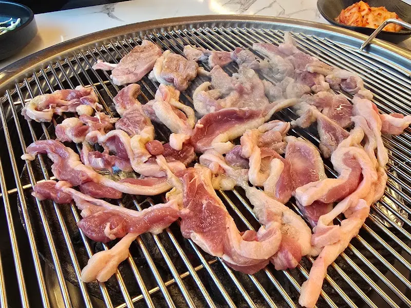 불판 위에서 맛있게 익어가는 오리