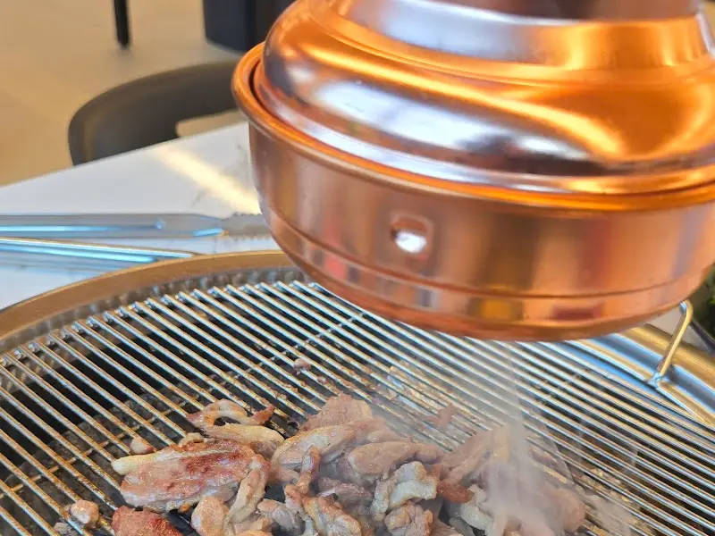 환풍 시설이 잘 되어 있는 숯불 테이블