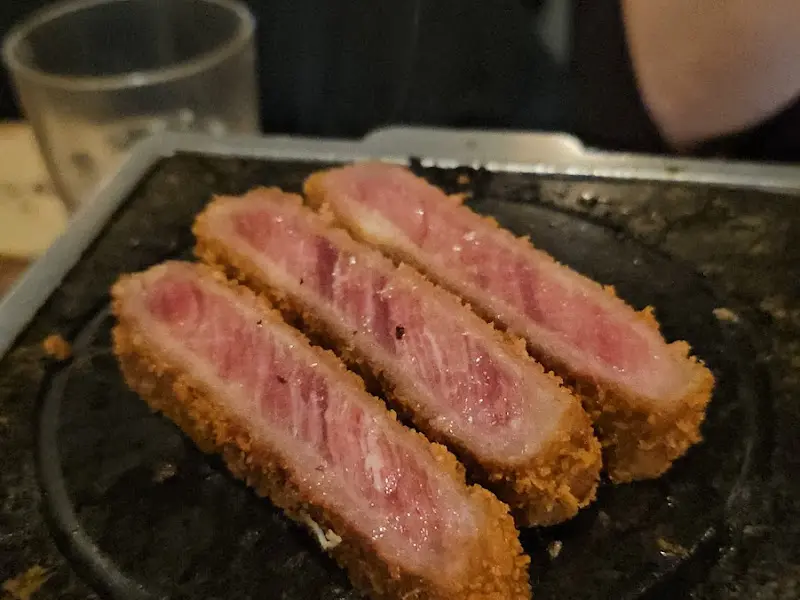 개인 화로에 규카츠 굽는 모습