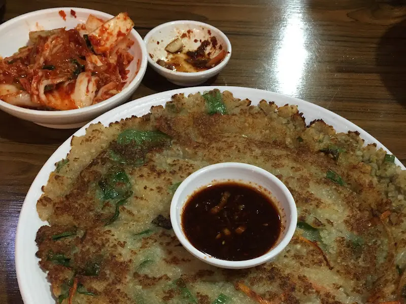 바삭하게 구워진 감자전과 간장 소스