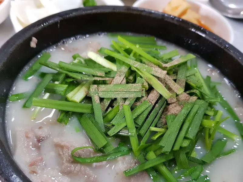 뽀얀 국물 위에 송송 썰린 파가 듬뿍 올려진 돼지국밥