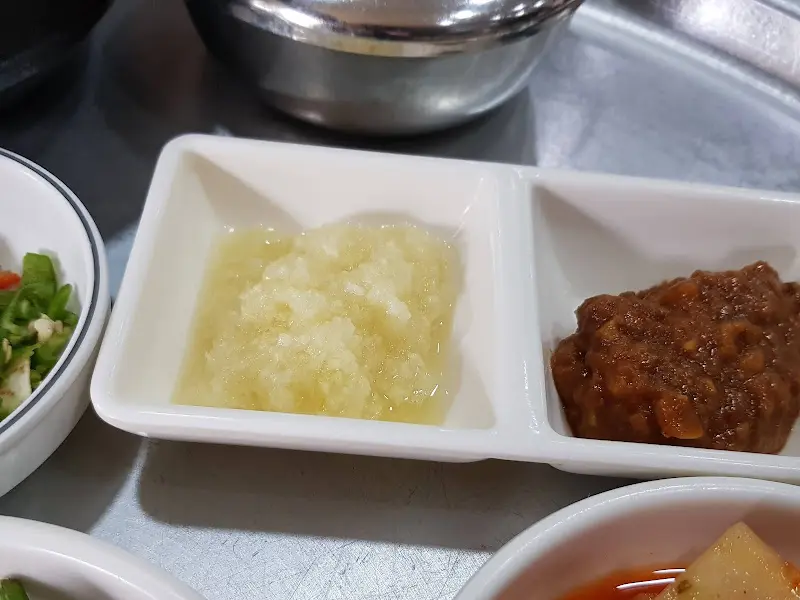 다진 마늘과 양념장의 클로즈업 샷