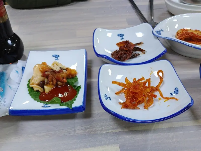 정갈하게 담겨 나온 밑반찬