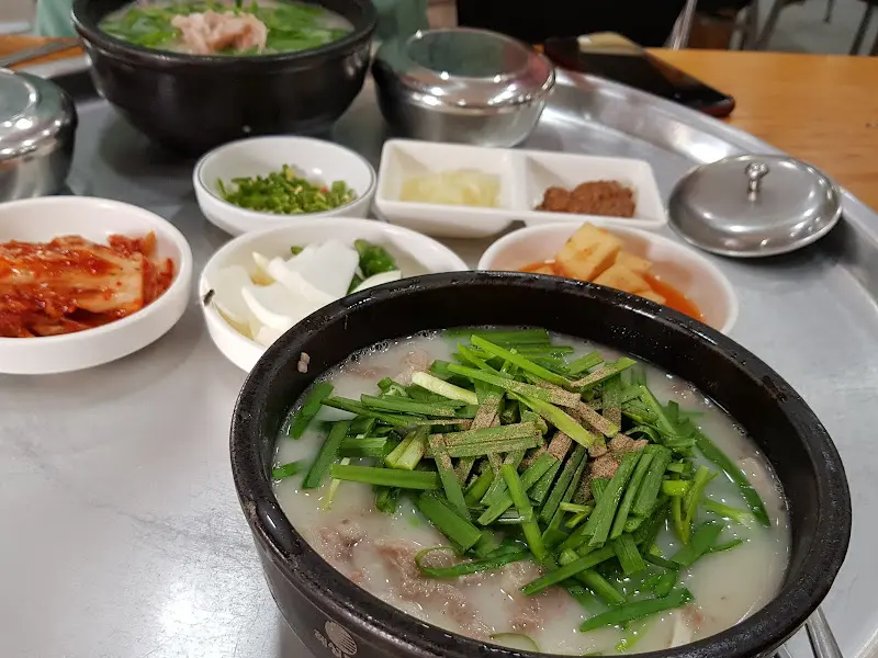 테이블에 놓인 돼지국밥과 반찬