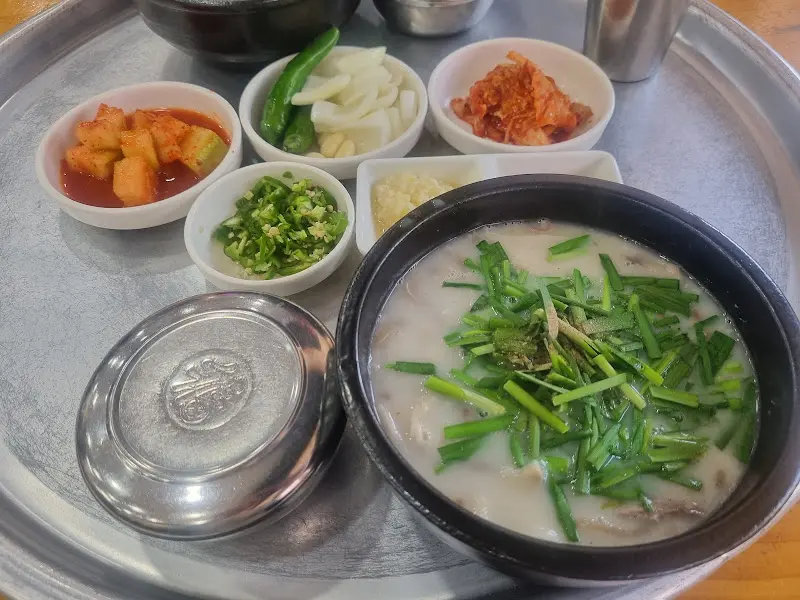 다진 고추와 파가 듬뿍 올려진 돼지국밥