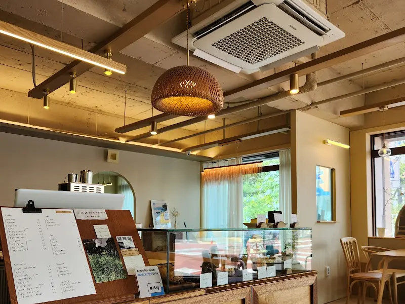 온리 카페 내부 인테리어