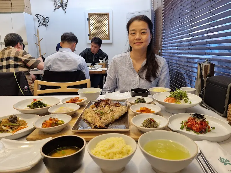정갈한 상차림과 환한 미소의 손님