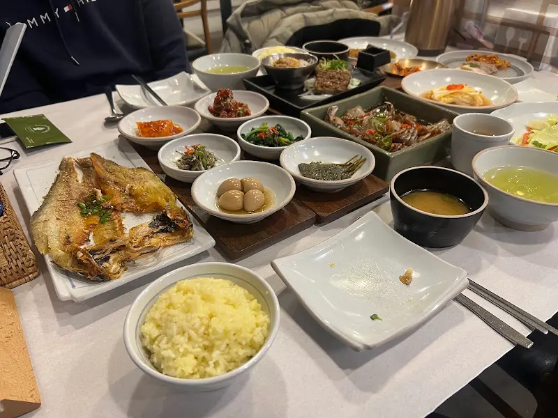 보리굴비와 다양한 반찬들