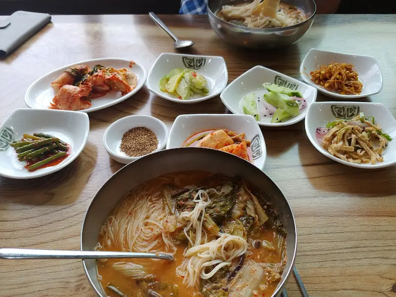 푸짐한 섞어냉면 한 상 차림