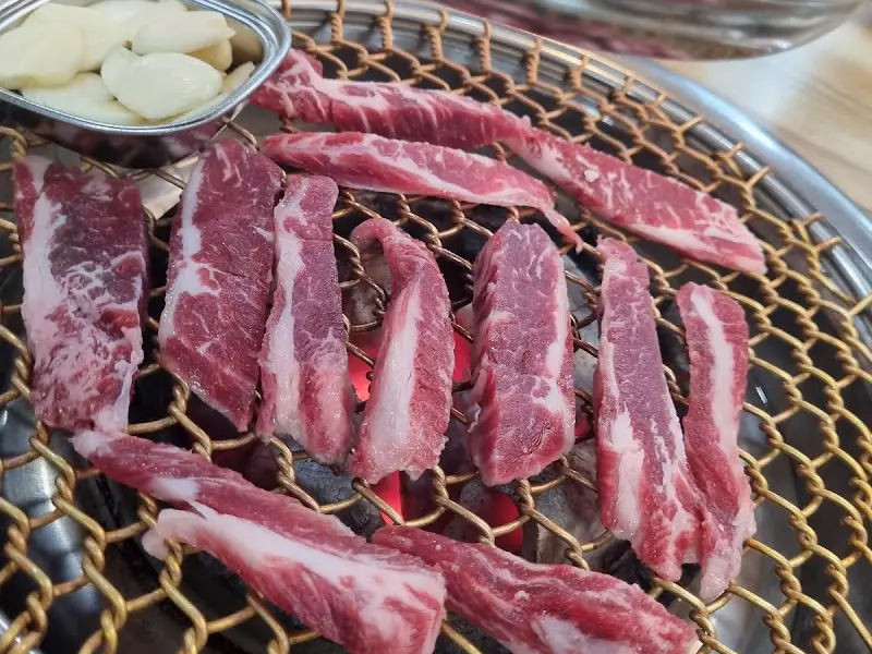 숯불 위에서 구워지는 돼지갈비