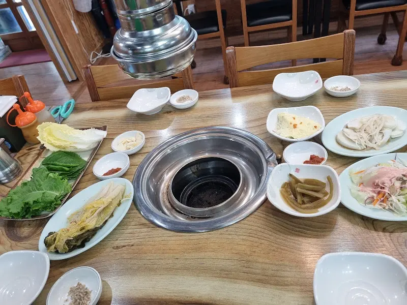 다양한 밑반찬과 쌈 채소