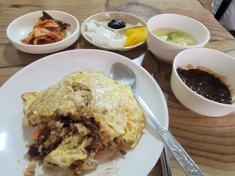 볶음밥과 짜장 소스