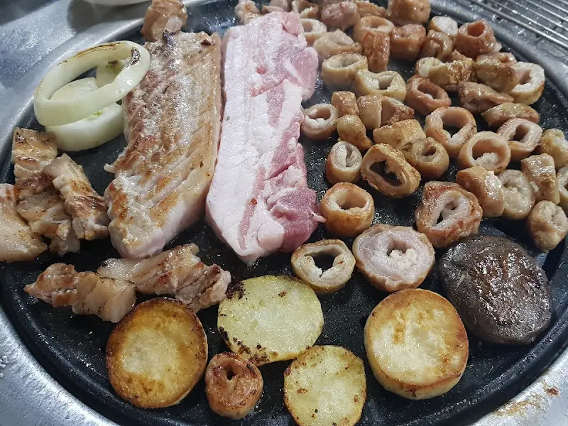 노릇하게 구워진 막창과 삼겹살