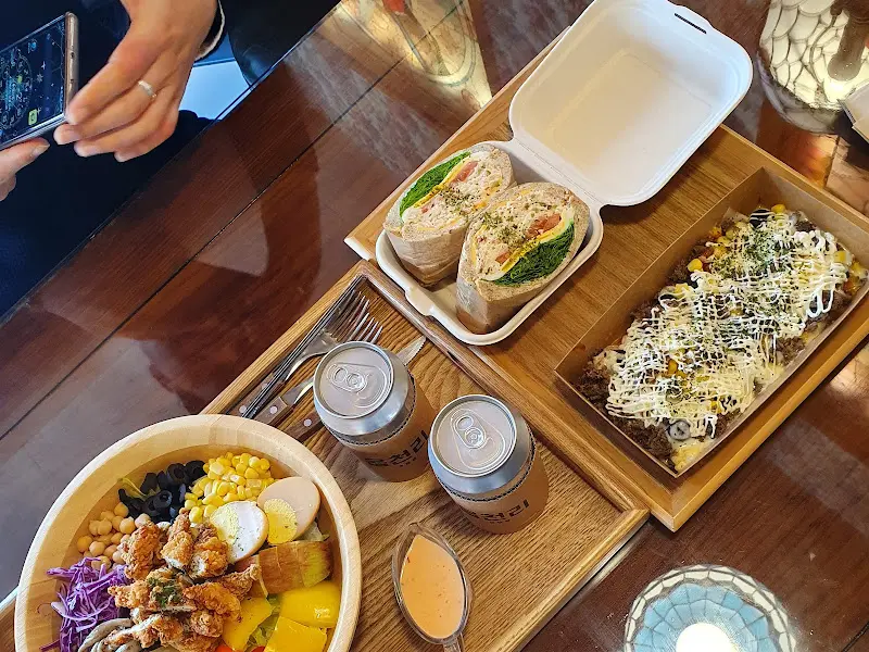 다양한 메뉴가 놓인 테이블