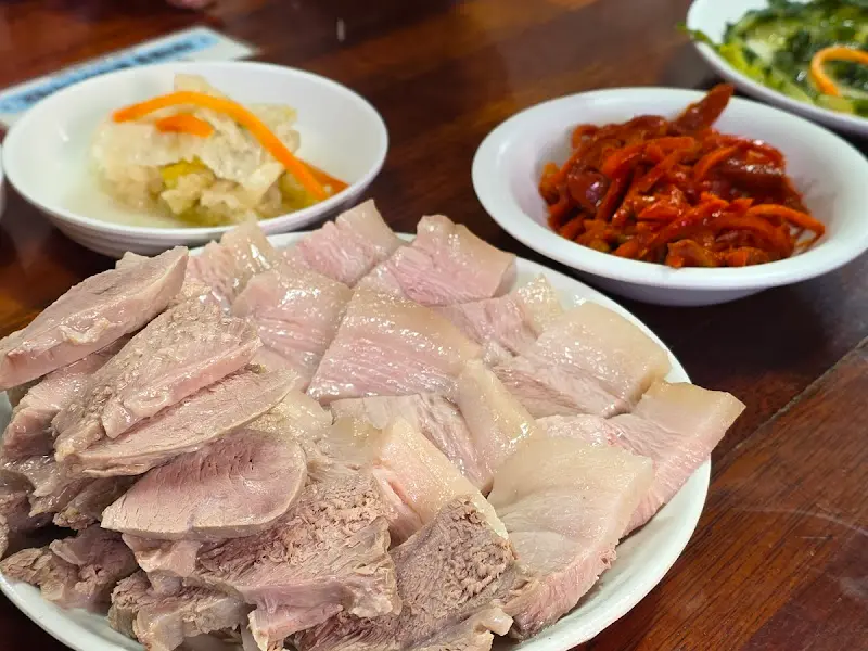 윤기가 흐르는 수육 한 접시