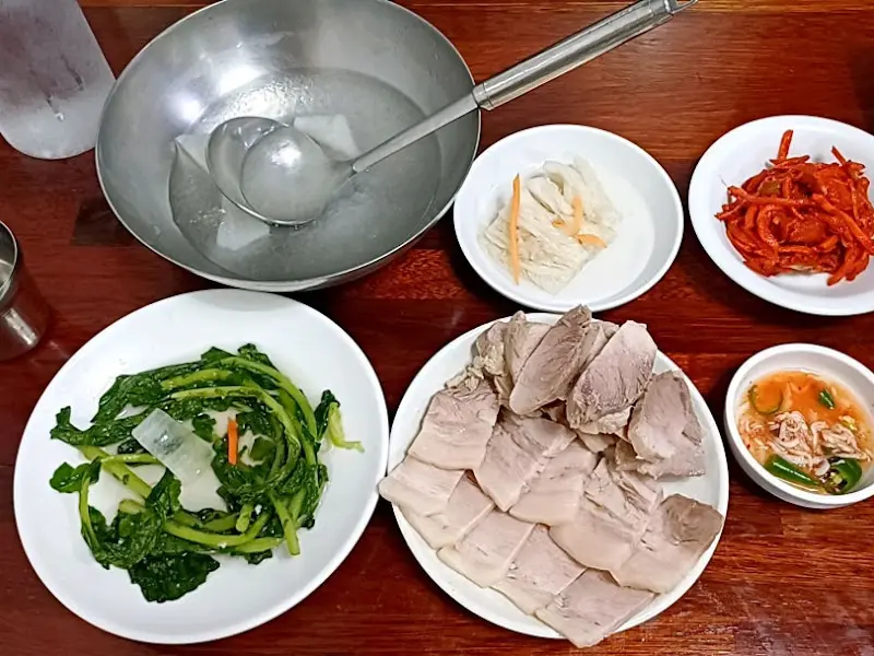 수육과 곁들임 찬