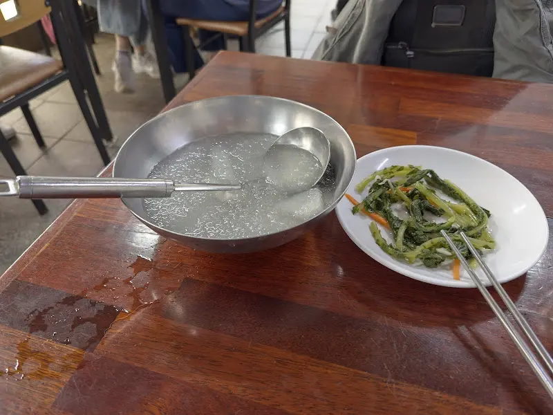 테이블에 놓인 동치미 국물