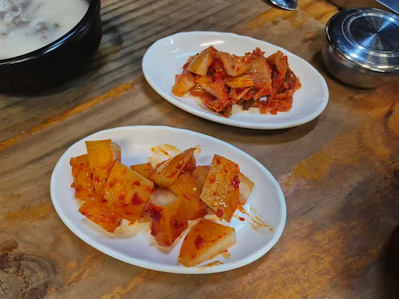 설렁탕과 환상의 궁합을 자랑하는 김치와 깍두기