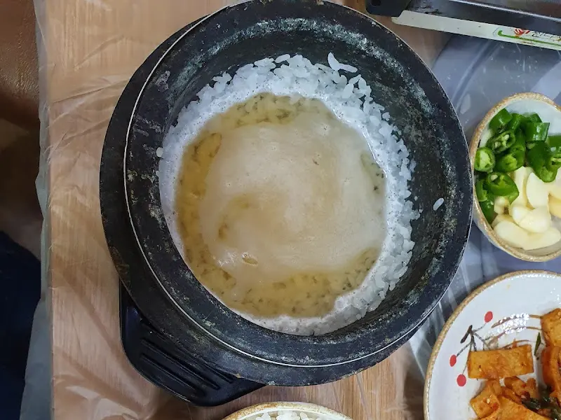 돌솥에 물을 부어 만든 숭늉