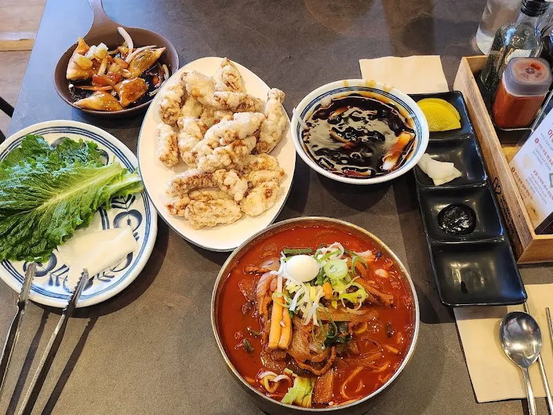 차돌짬뽕과 쌈싸먹는 탕수육 한상차림