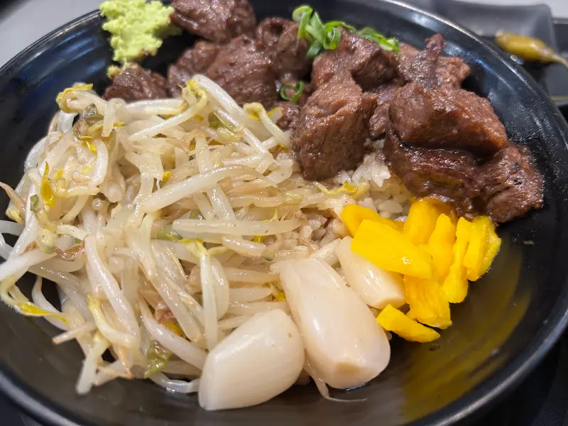 스테이크 덮밥의 디테일