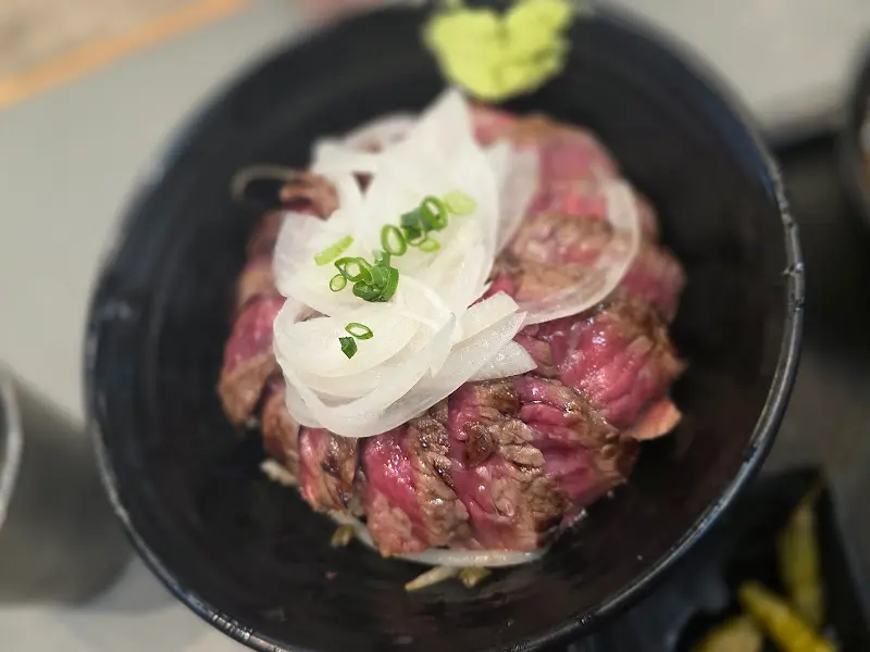 스테이크 덮밥 근접샷