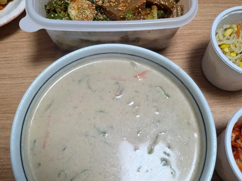 포장해온 도토리묵과 임자탕