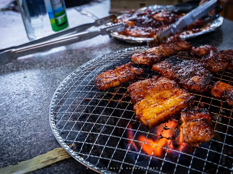 석쇠 위에서 익어가는 흑돼지 양념구이