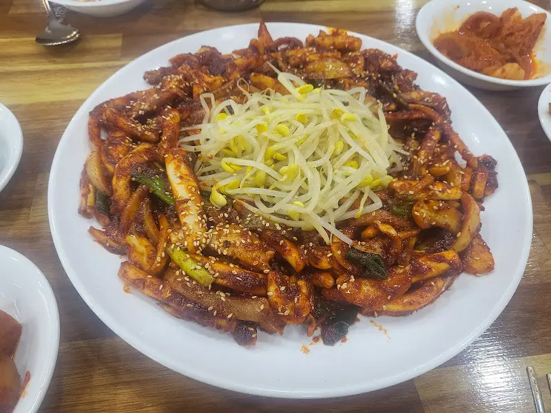 테이블 위에 놓인 짜장면과 곁들여 먹는 반찬들