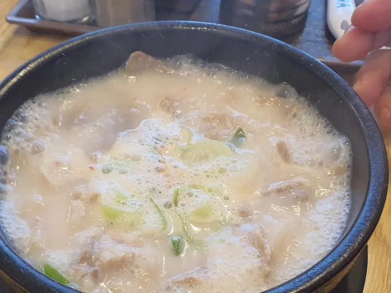 보글보글 끓는 돼지국밥
