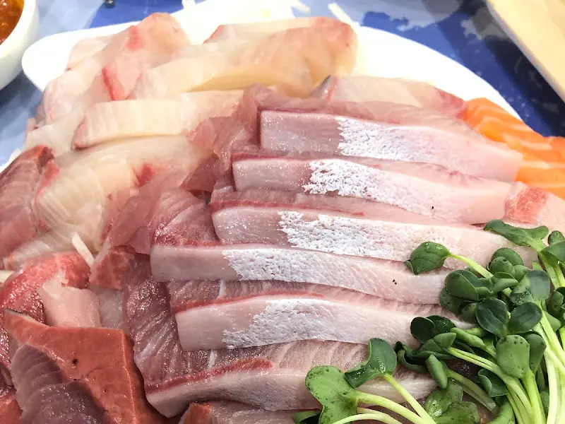 두툼하게 썰린 방어회