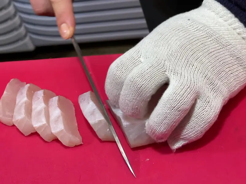 회를 손질하는 모습