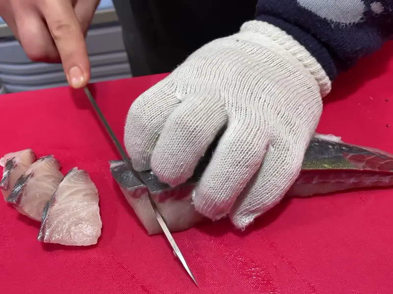 전갱이회를 손질하는 모습