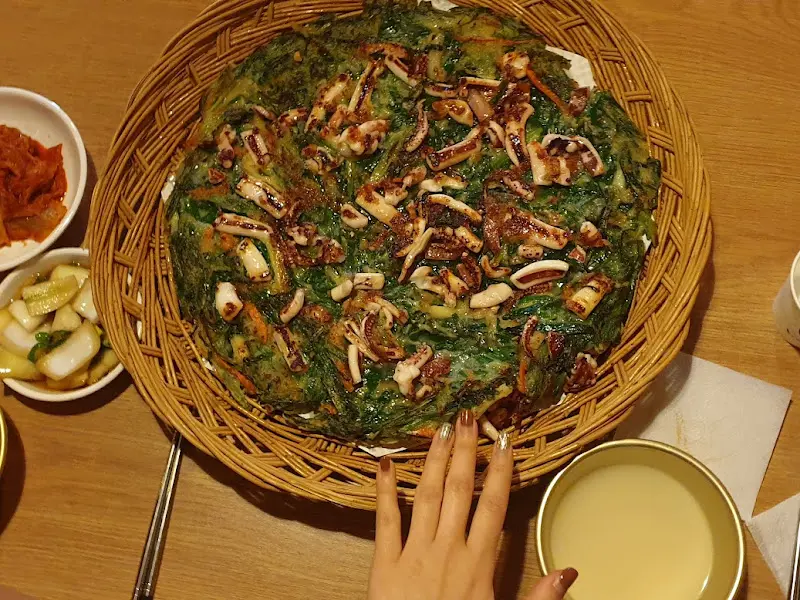 파전에 젓가락이 향하는 모습