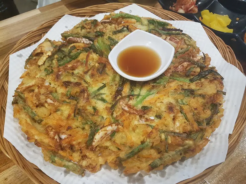 간장 종지가 올려진 파전