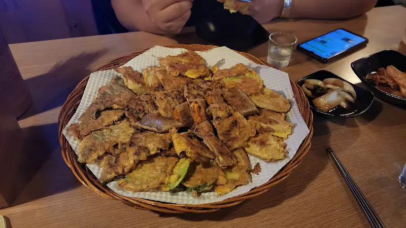 다양한 전들이 담긴 접시