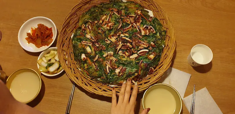 파전과 막걸리가 놓인 테이블