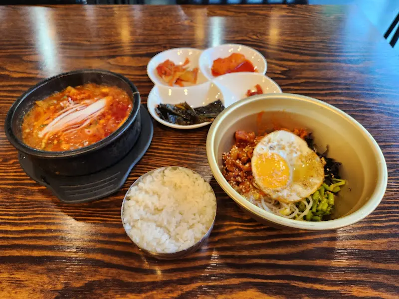김치찌개와 비빔밥