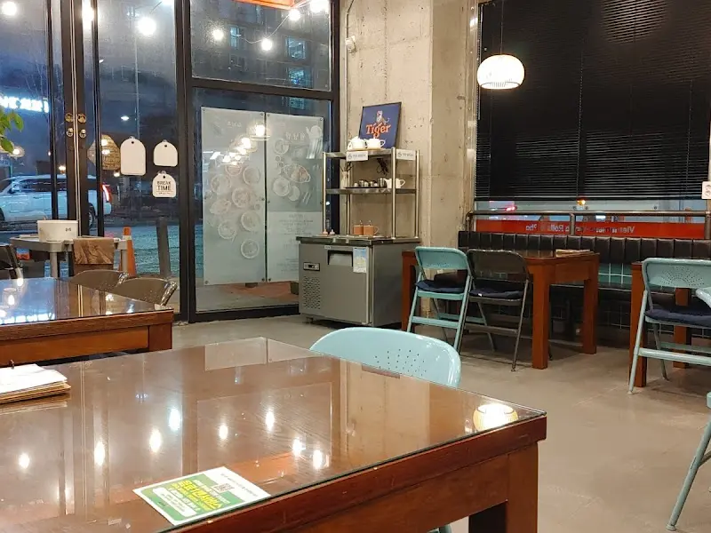 테이블 간 간격이 넓어 편안한 식사를 즐길 수 있는 공간